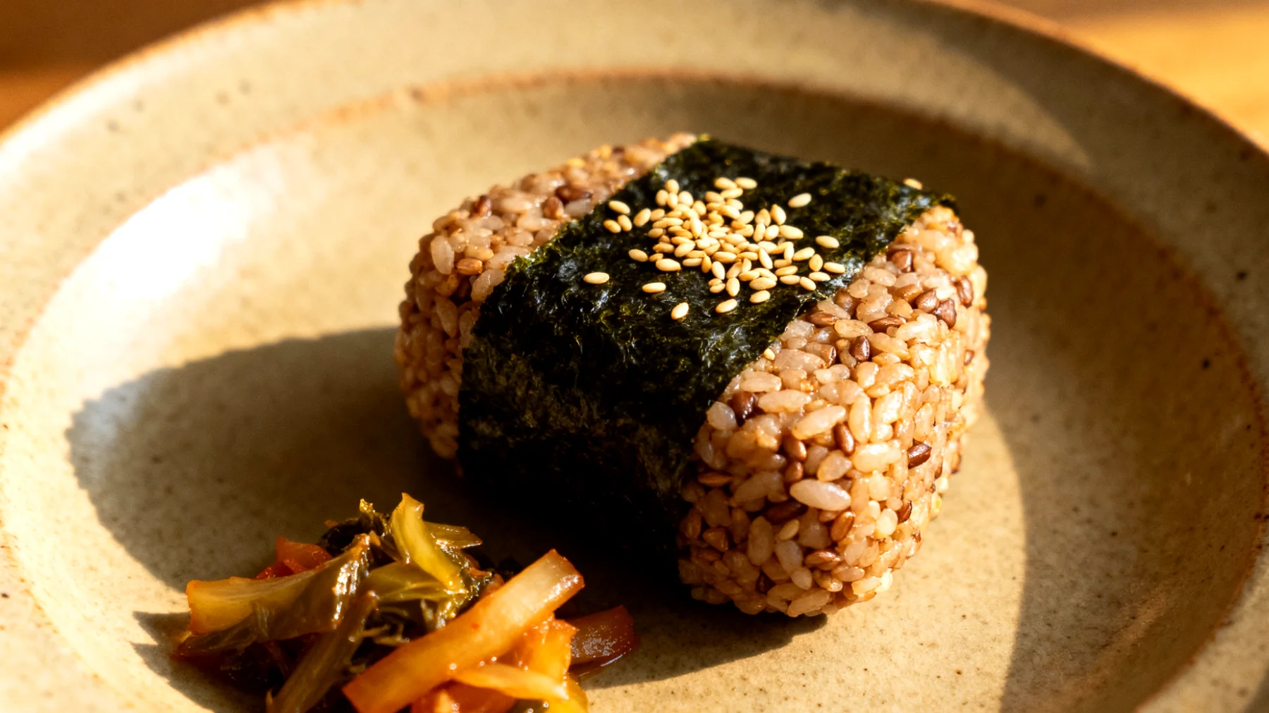Buchweizen-Nori-Onigiri mit Sesam und fermentiertem Gemüse"