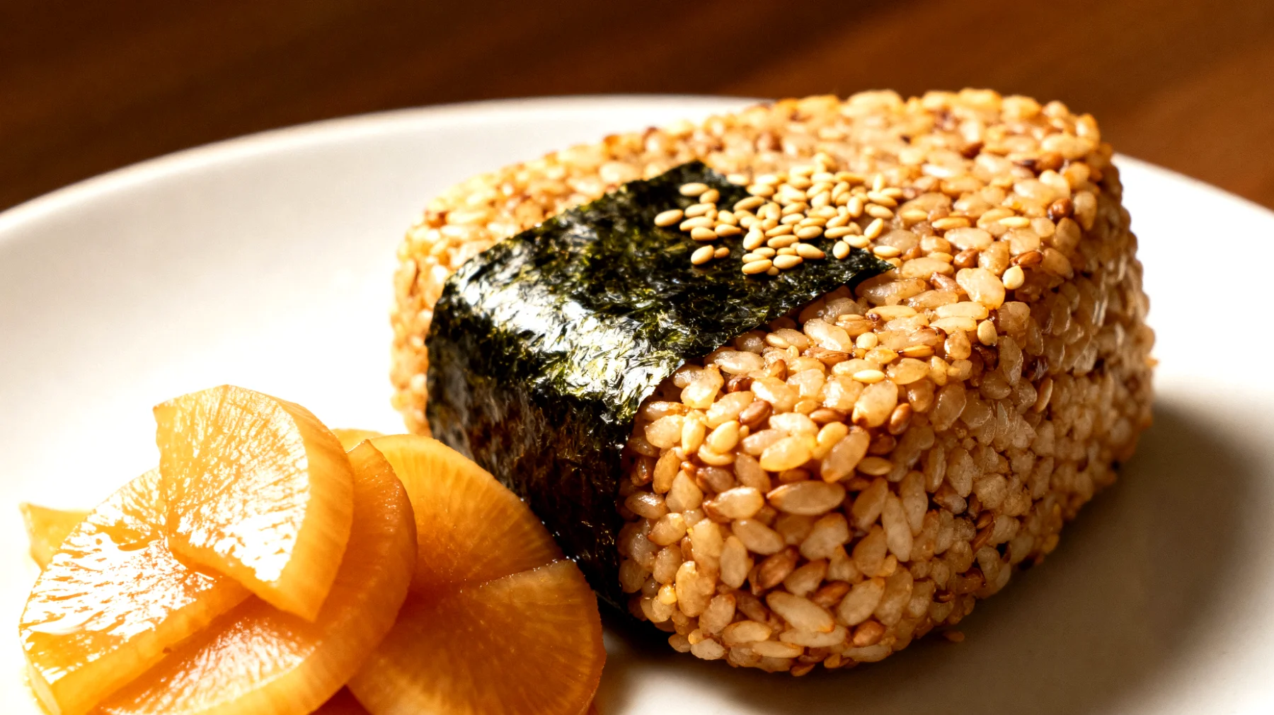 Buchweizen-Nori-Onigiri mit Sesam und fermentierten Rüben"