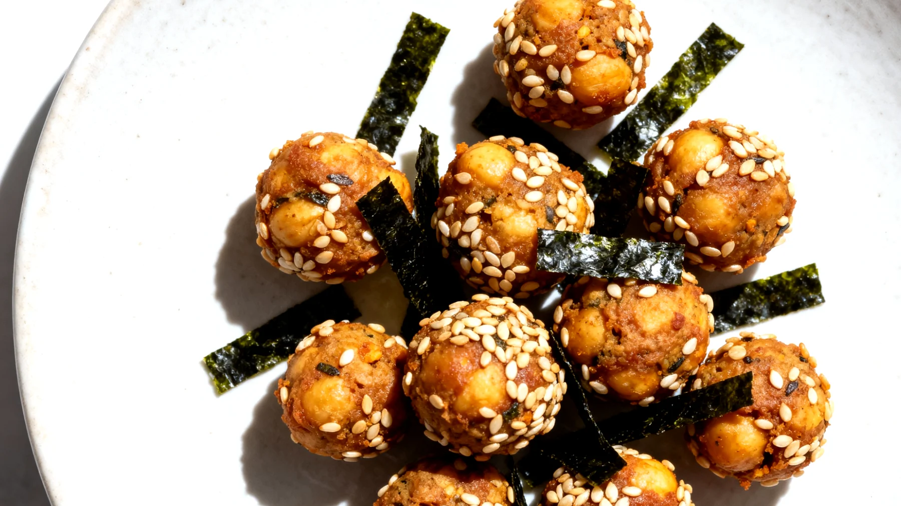 Kichererbsen-Miso-Bällchen mit Sesam und Nori-Algen"