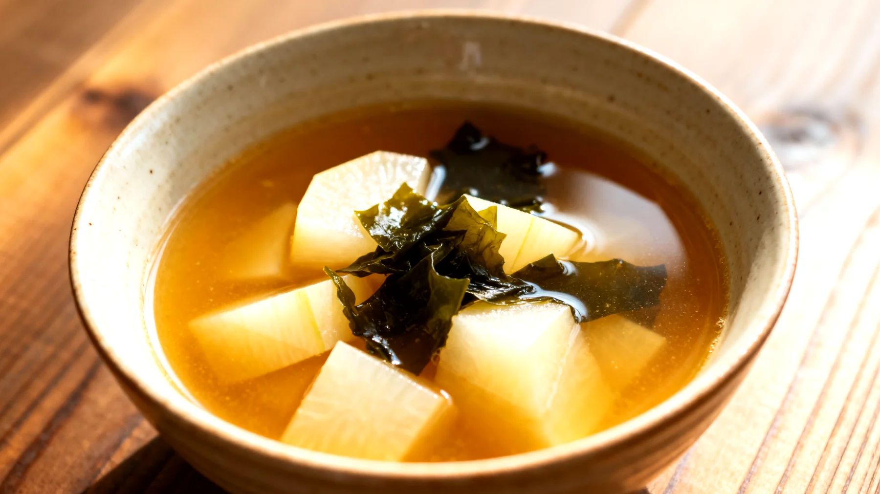 Miso-Suppe mit Daikon-Rettich und Wakame-Algen"