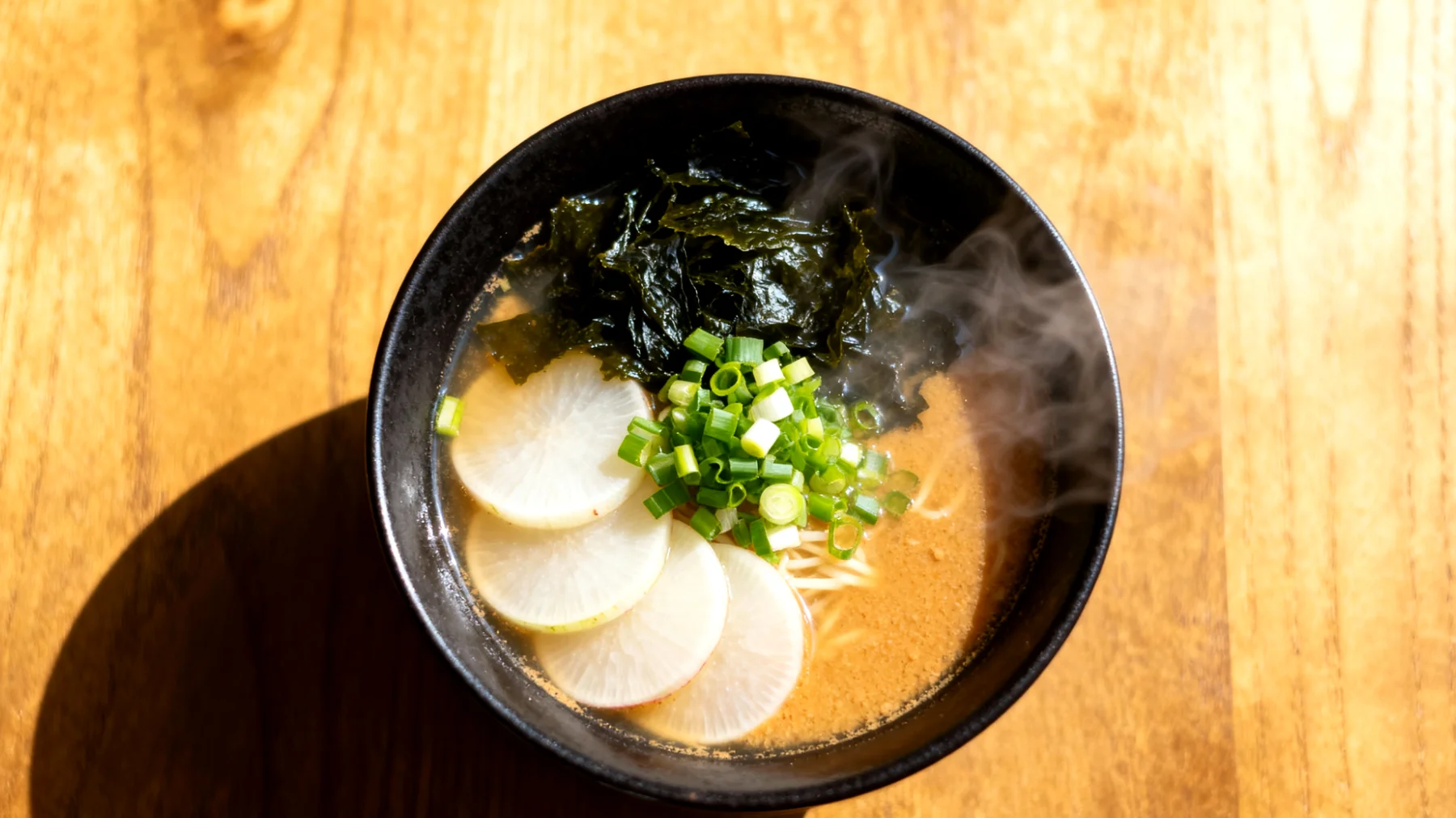 Miso-Suppe mit Wakame-Algen und Daikon-Rettich"