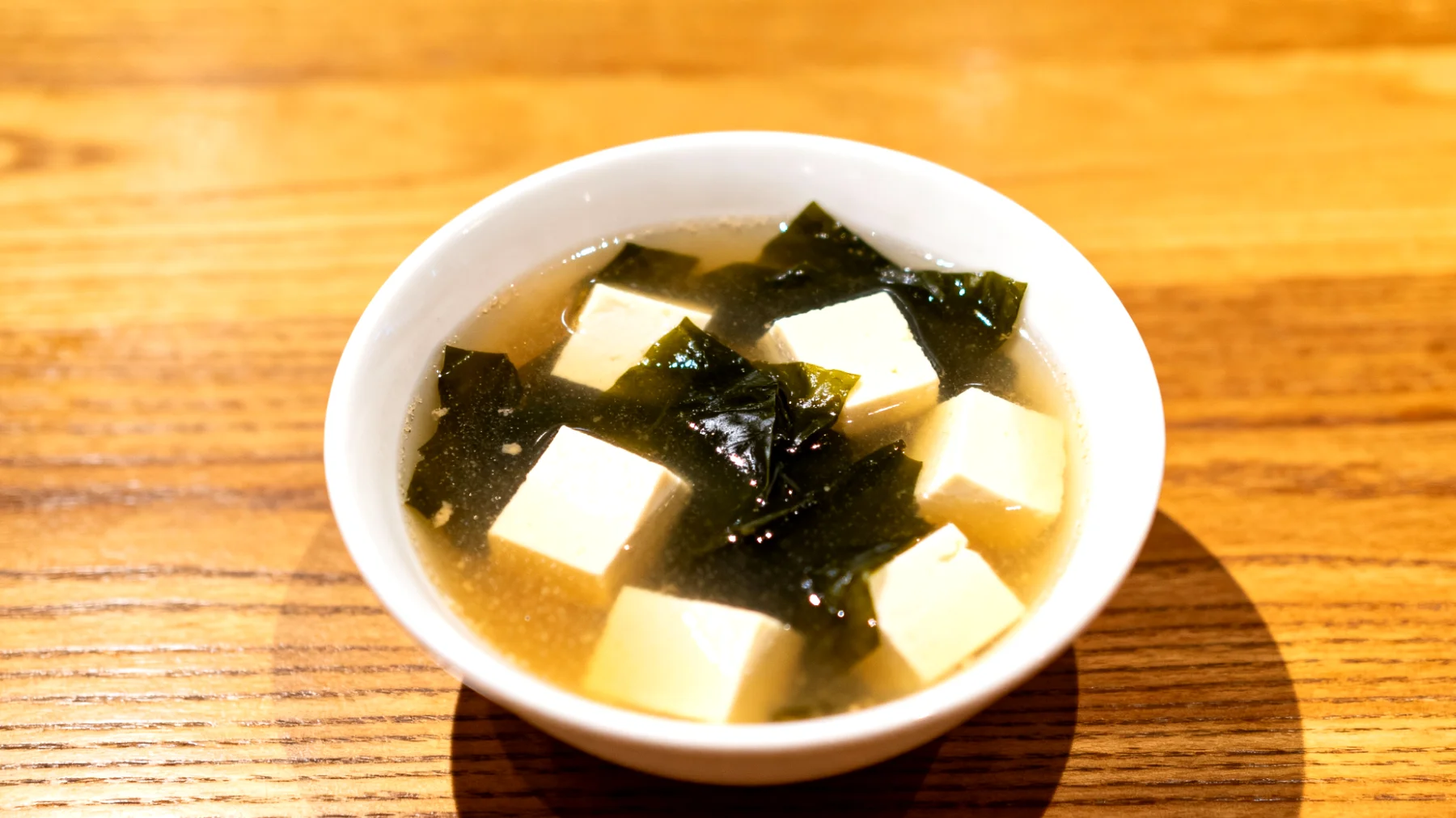 Miso-Suppe mit Wakame-Algen und Seidentofu"