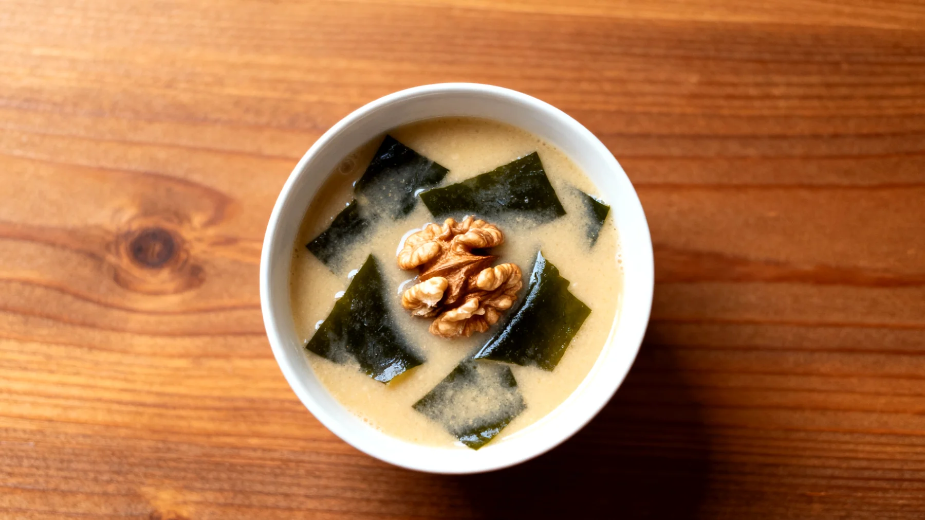 Miso-Suppe mit Wakame-Algen und Walnüssen"