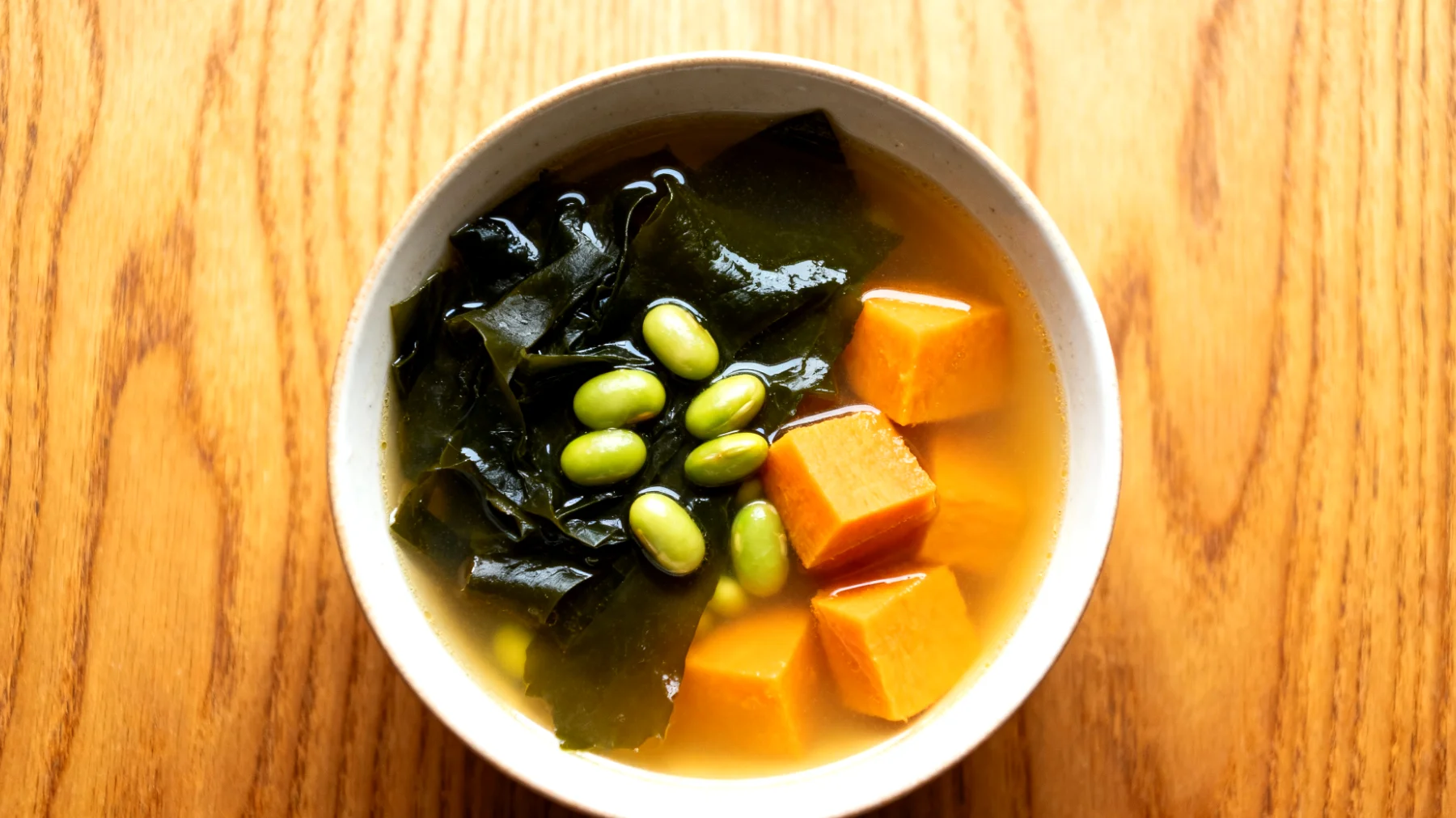 Miso-Suppe mit Wakame-Algen, Edamame und Süßkartoffelwürfeln"