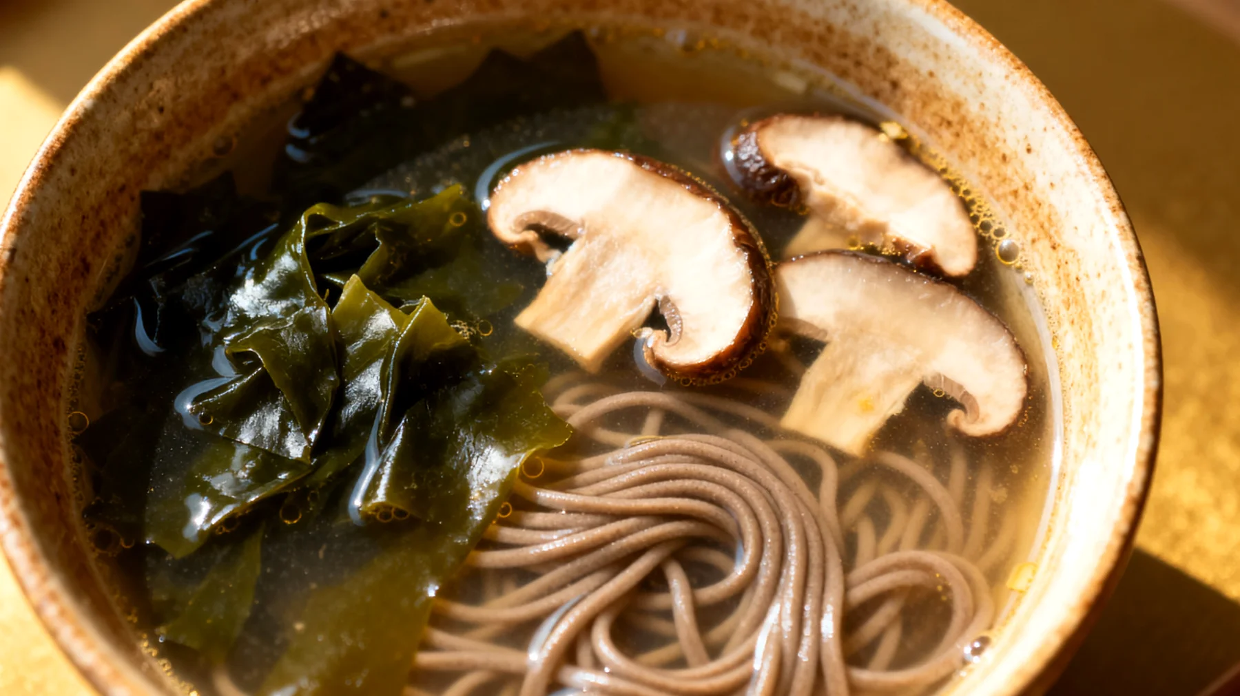 Miso-Suppe mit Wakame-Algen, Shiitake-Pilzen und Buchweizen"
