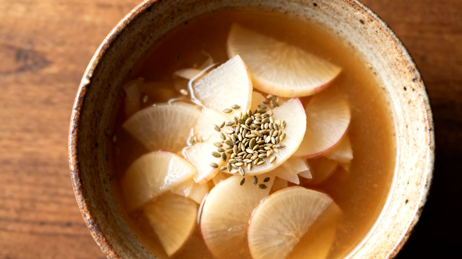Miso-Suppe mit fermentierten Rüben und Hanfsamen"