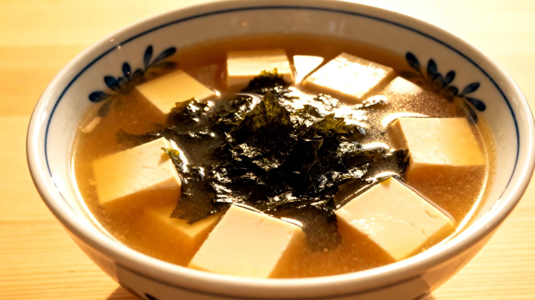 Misoshiru mit Wakame-Algen und Tofu"