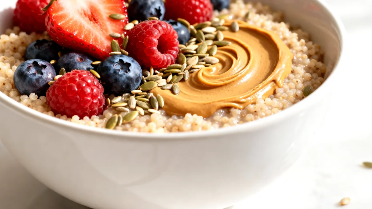 Amaranth-Beeren-Bowl mit Hanfsamen und Mandelmus"