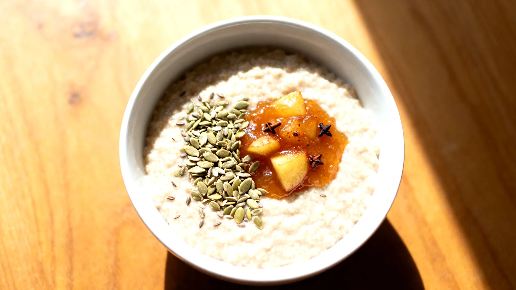 Amaranth-Porridge mit Hanfsamen und Apfelkompott"