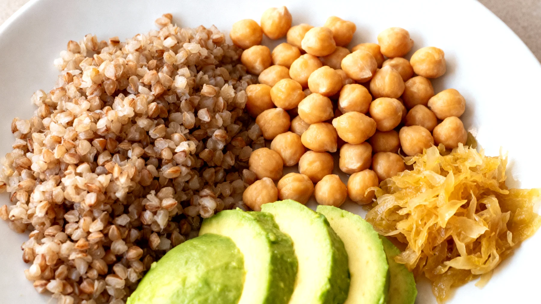 Buchweizen-Kichererbsen-Bowl mit Avocado und Sauerkraut"