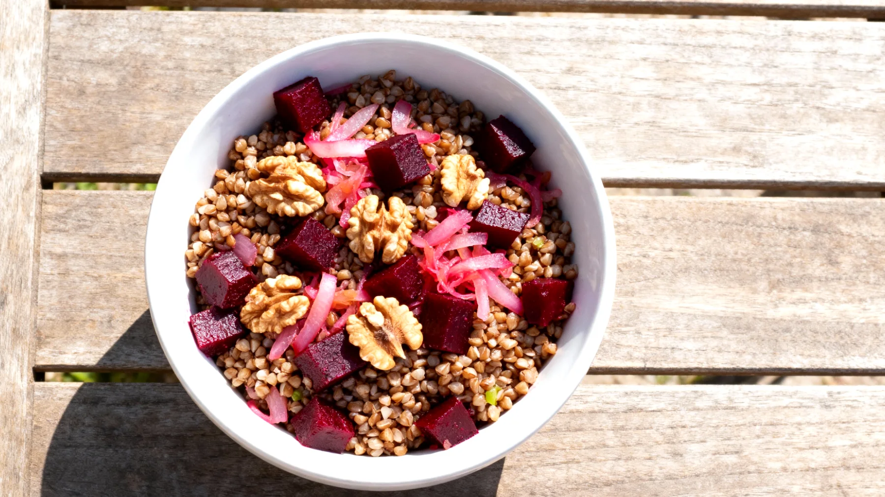 Buchweizen-Salat mit Rote-Bete, Walnüssen und fermentiertem Gemüse"