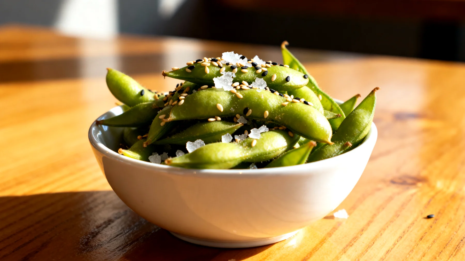 Edamame (grüne Sojabohnen) mit Sesam und Meersalz"