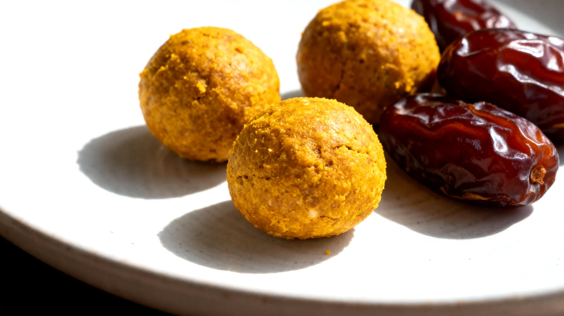 Goldene Milch Energiebällchen mit Kurkuma und Datteln"
