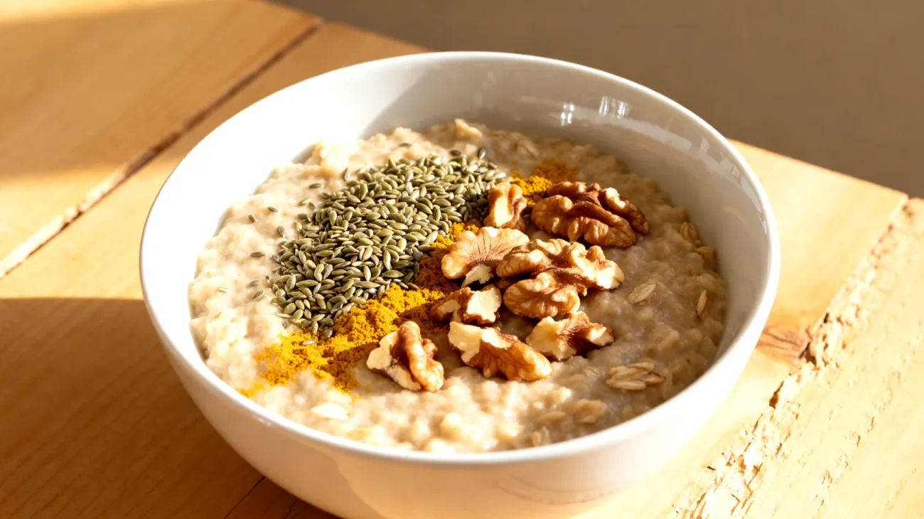Hafer-Porridge mit Hanfsamen, Walnüssen und Kurkuma"