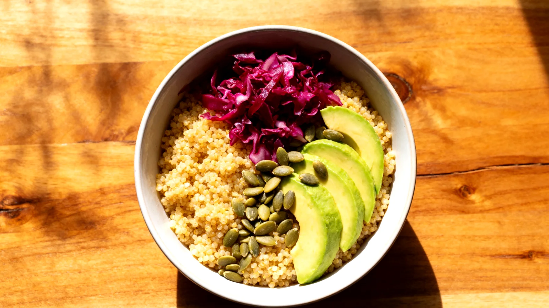 Hirse-Bowl mit Avocado, Kürbiskernen und fermentiertem Rotkohl"