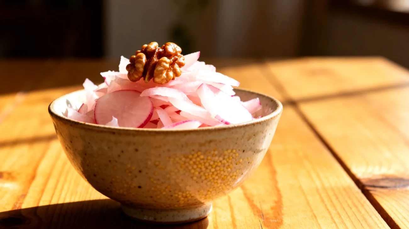 Hirse-Bowl mit fermentierten Rüben und Walnüssen"