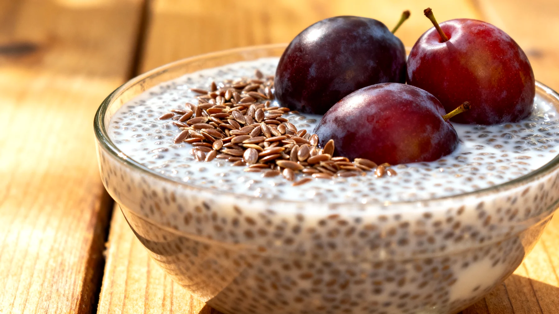 Kefir-Chiasamen-Pudding mit Leinsamen und Pflaumen"