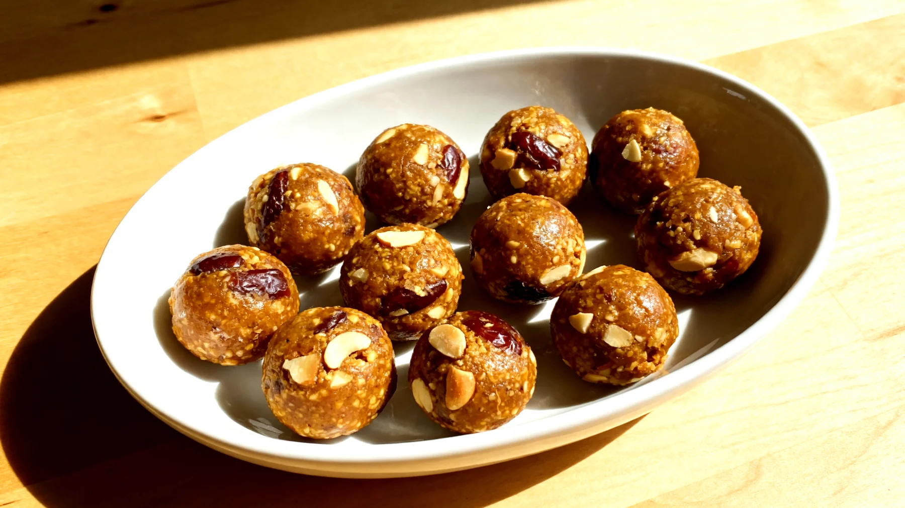 Miso-Kugeln mit Nüssen und Datteln (Energy Balls)"