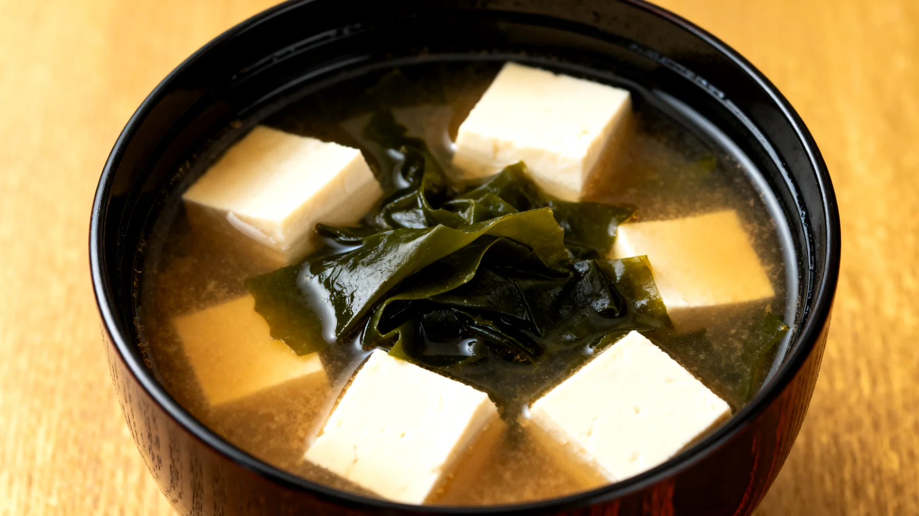 Miso-Suppe mit Algen (Wakame) und Seidentofu"