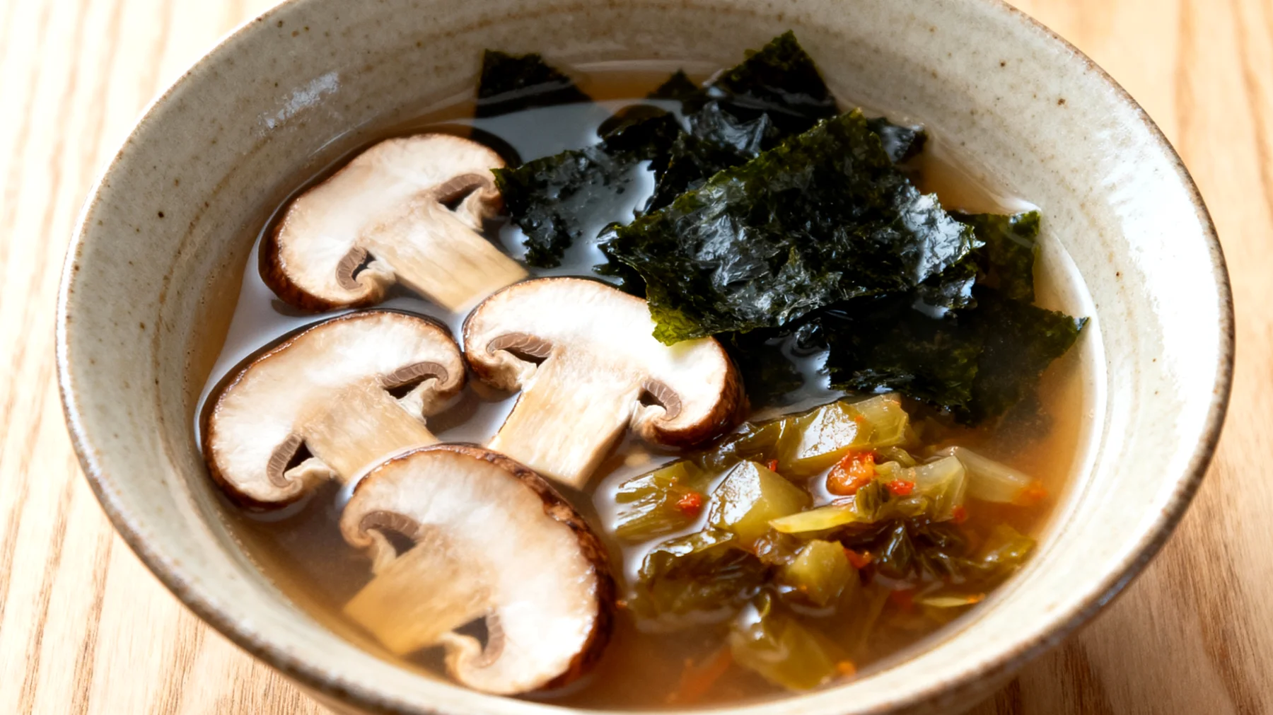 Miso-Suppe mit Shiitake-Pilzen, Wakame-Algen und fermentiertem Gemüse"
