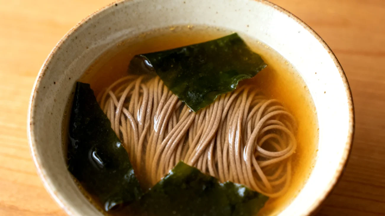 Miso-Suppe mit Wakame-Algen und Buchweizen"