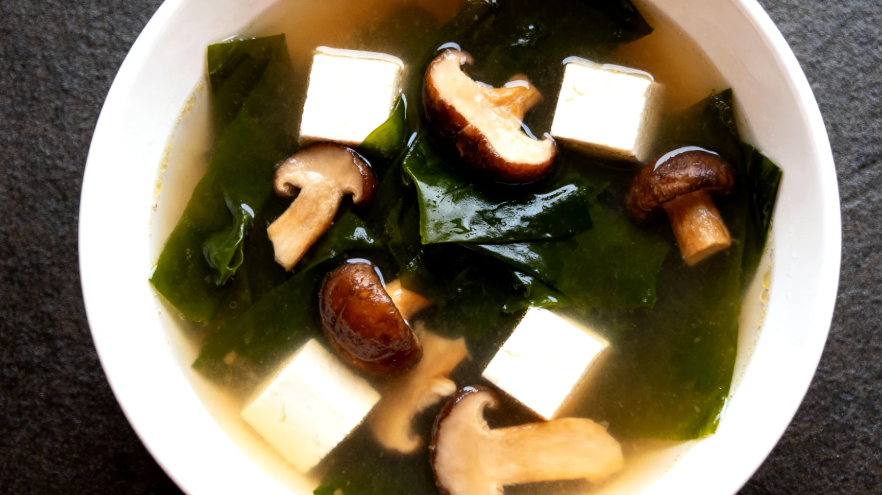 Miso-Suppe mit Wakame-Algen, Seidentofu und fermentierten Shiitake-Pilzen"