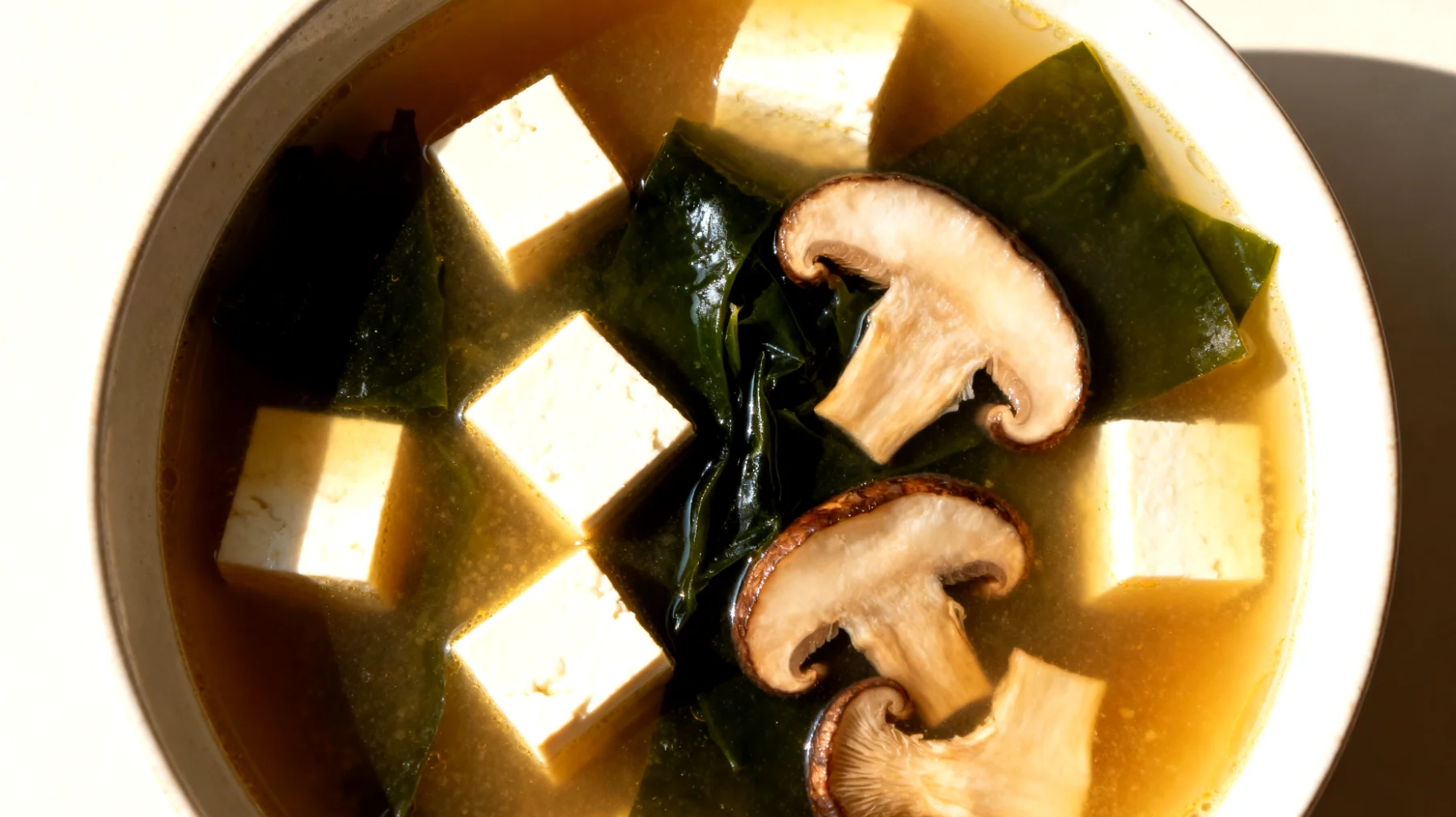 Miso-Suppe mit Wakame-Algen, Tofu und Shiitake-Pilzen"