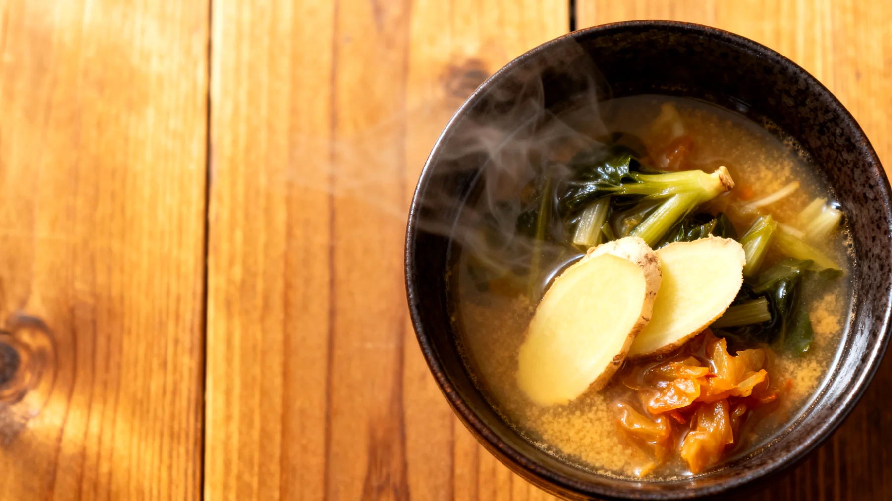 Miso-Suppe mit fermentiertem Gemüse (Tsukemono) und Ingwer"