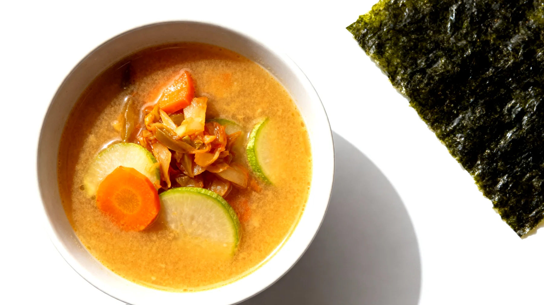 Miso-Suppe mit fermentiertem Gemüse und Algen"