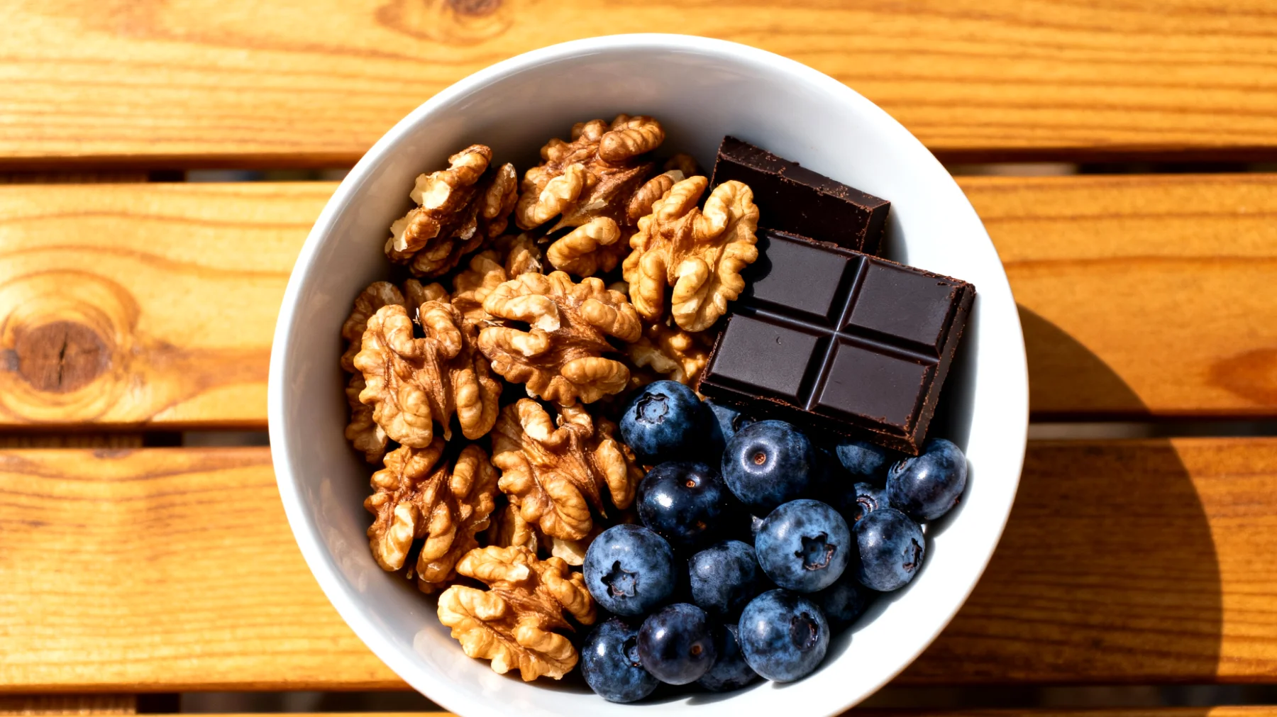 Walnüsse mit Blaubeeren und dunkler Schokolade (85% Kakao)"